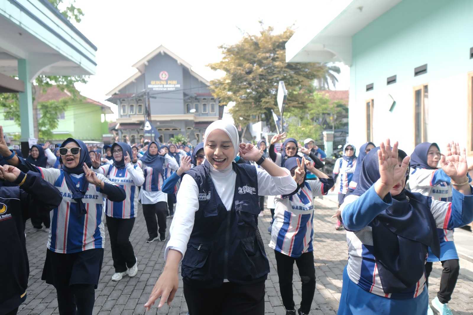 Komitmen Putri Karlina untuk Bela Hak Perempuan saat Senam Bersama Lansia di Bungbulang